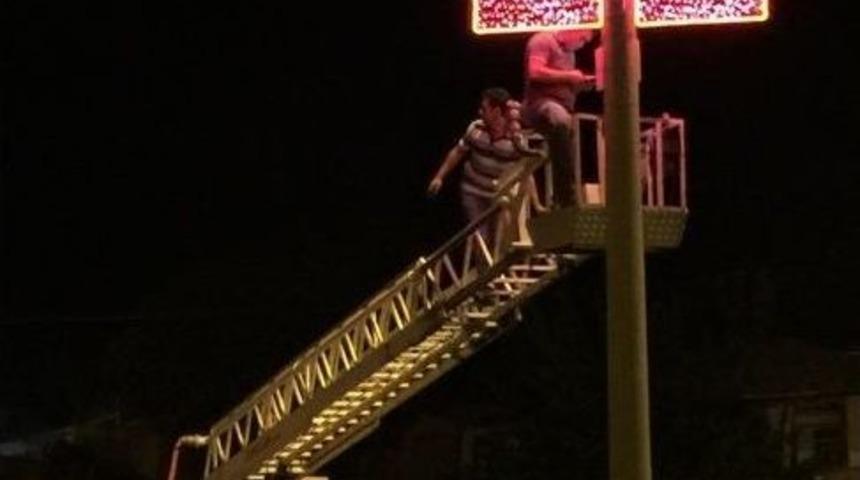 Selendi T&uuml;rk Bayrakları İle Işıldıyor