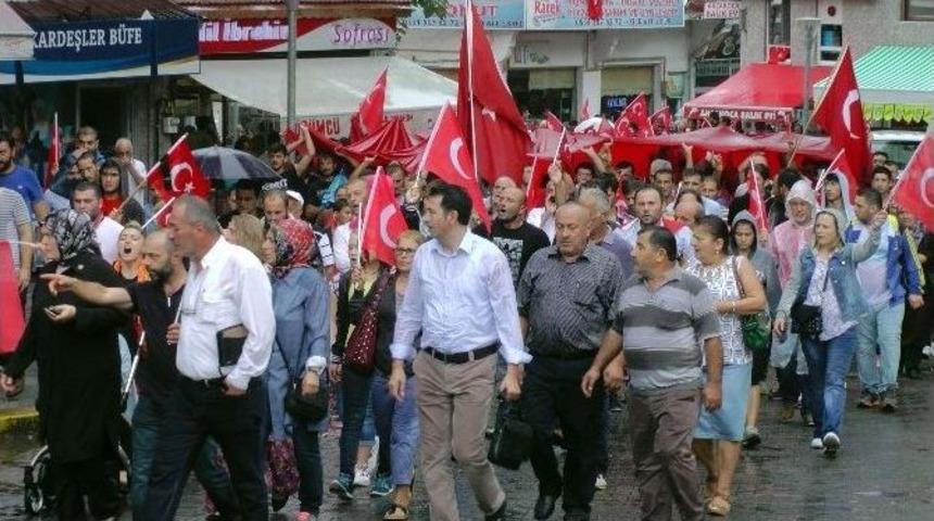 D&uuml;zce&rsquo;de Y&uuml;zlerce İnsan Şehitler İ&ccedil;in Y&uuml;r&uuml;d&uuml;