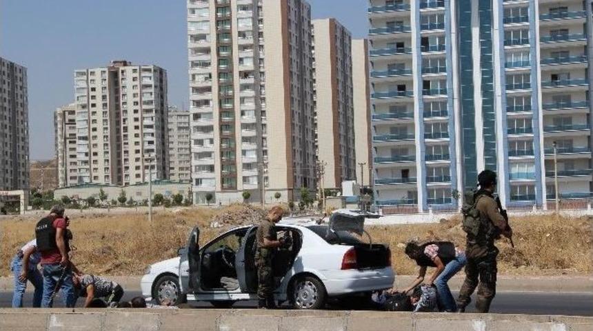 Diyarbakır&rsquo;da Bombalı Ara&ccedil; İhbarı Polisi Alarma Ge&ccedil;irdi