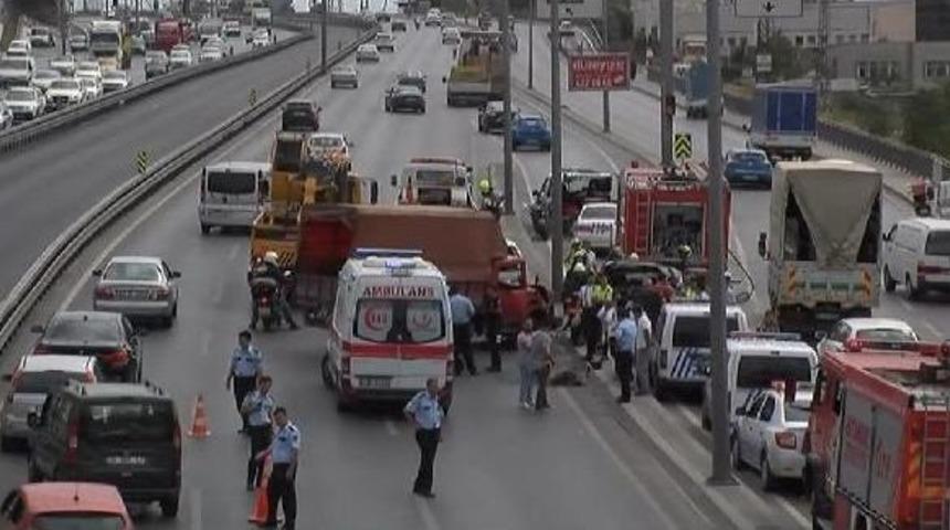 Beylikd&uuml;z&uuml; D-100 Karayolunda Trafik Kazası: 1 &Ouml;l&uuml; 2 Yaralı