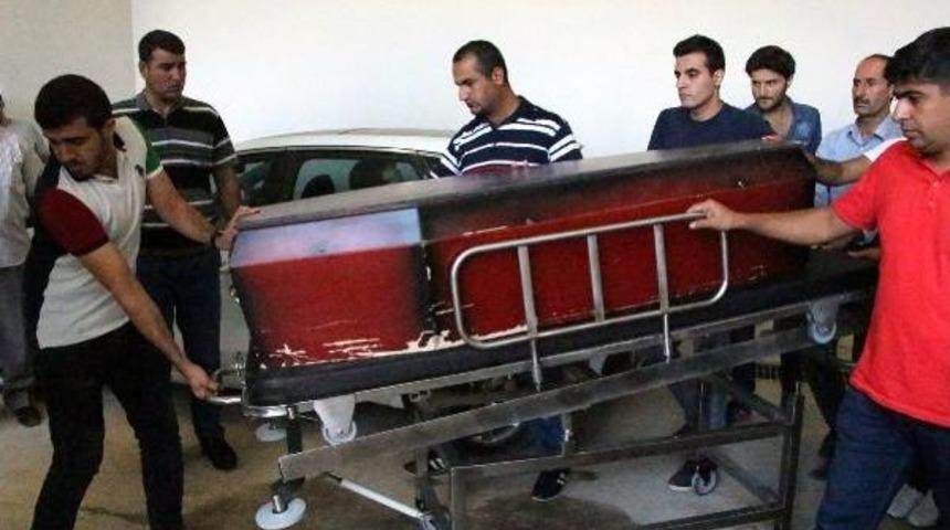 Nusaybin'de Suriyeli &Ccedil;ift Evlerinde Bı&ccedil;aklandı, Koca &Ouml;ld&uuml;