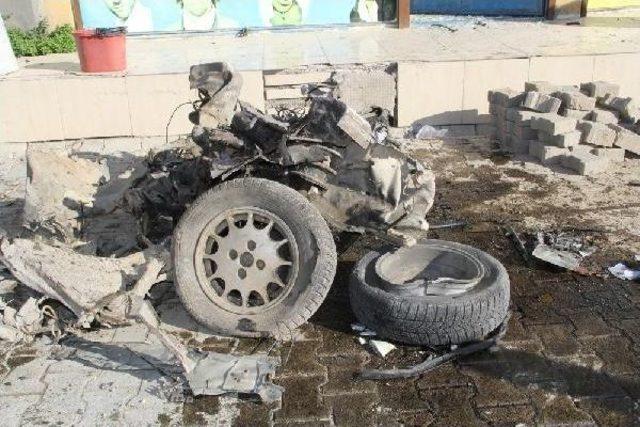 Pkk Başkale'de Bomba Yüklü Araç Patlattı