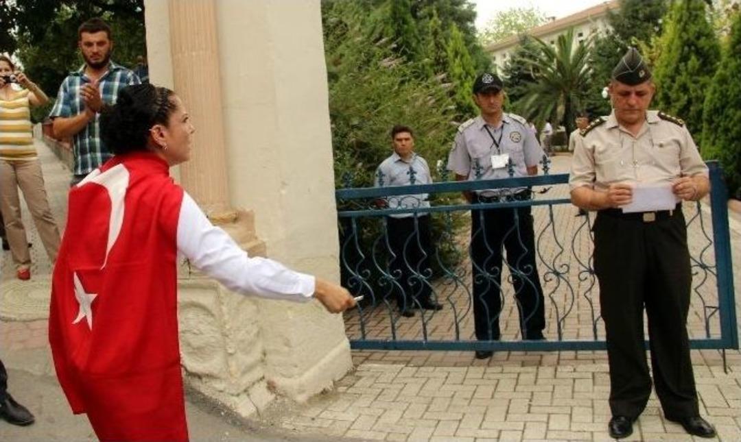 Kadınlar Askere Gitmek İ&ccedil;in Dilek&ccedil;e Verdi