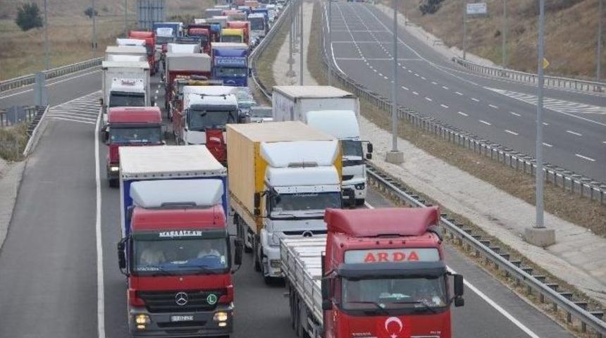 Boz&uuml;y&uuml;kl&uuml; Kamyoncuların Ter&ouml;re Tepki Eylemi