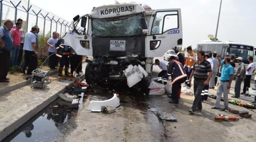 Kepek Y&uuml;kl&uuml; Kamyon Ego Otob&uuml;s&uuml;ne &Ccedil;arptı : 16 Yaralı