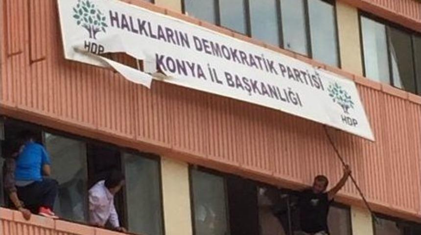 Konya&rsquo;da Hdp İl Başkanlığı Tabelası S&ouml;k&uuml;ld&uuml;