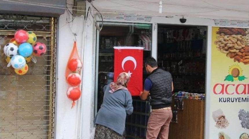 Şehit Polisin Memleketi Bayraklarla Donatıldı