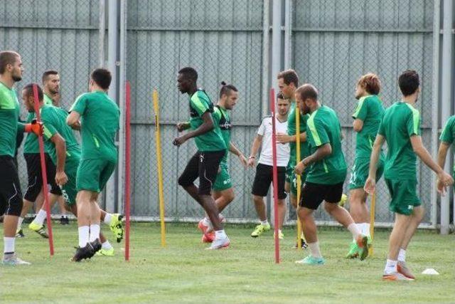 Bursaspor Antrenmanında Şehitler Için Saygı Duruşu