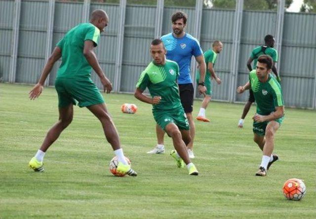 Bursaspor Antrenmanında Şehitler Için Saygı Duruşu