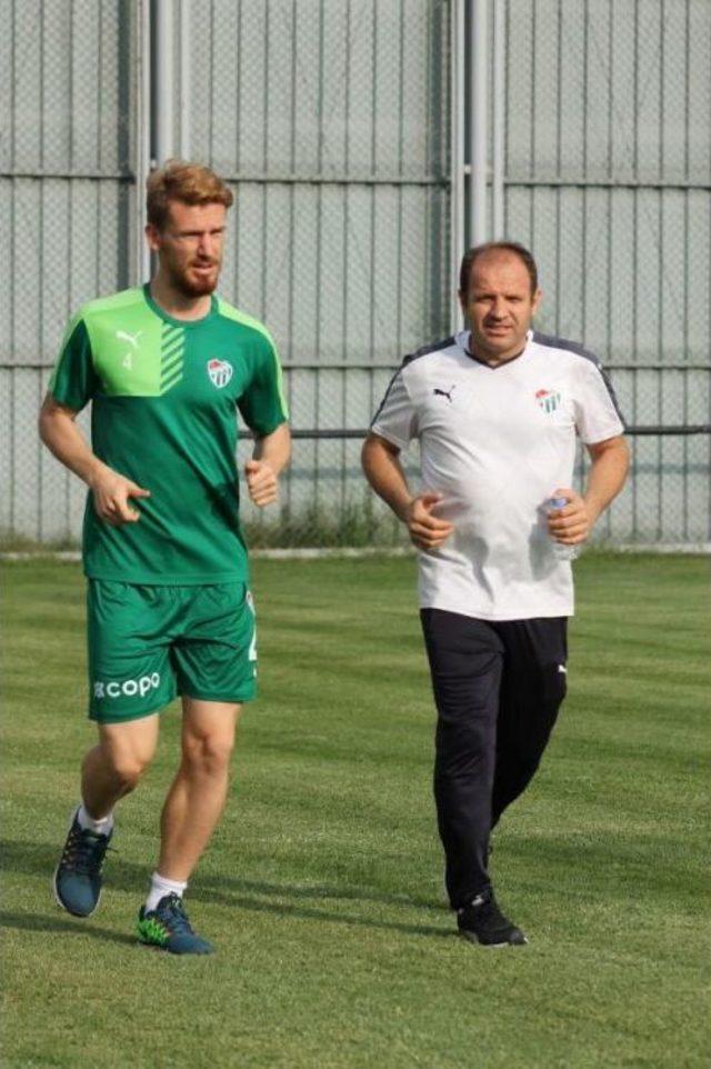 Bursaspor Antrenmanında Şehitler Için Saygı Duruşu