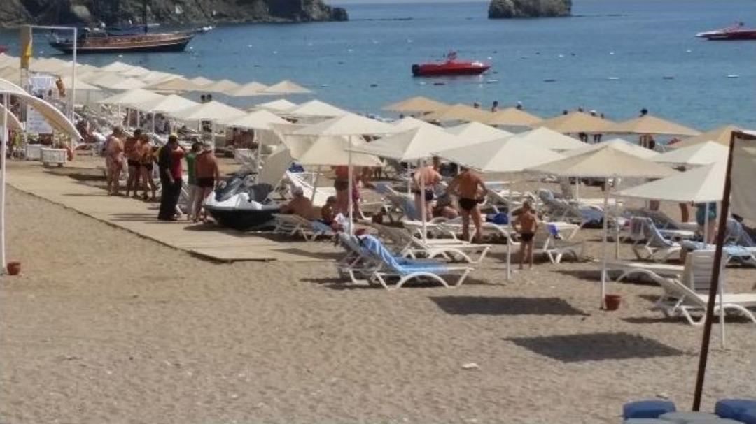 S&uuml;r&uuml;c&uuml;s&uuml;z Jet Ski Karaya &Ccedil;ıktı, Kumsalda Panik Yaşandı