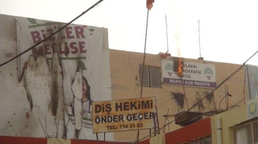 Silifke&rsquo;de Hdp Tabelası Yakıldı