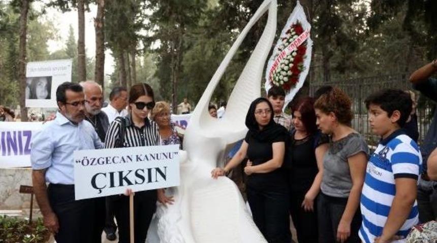 &Ouml;zgecan Aslan'ın Mezarına Anıt Heykel Dikildi