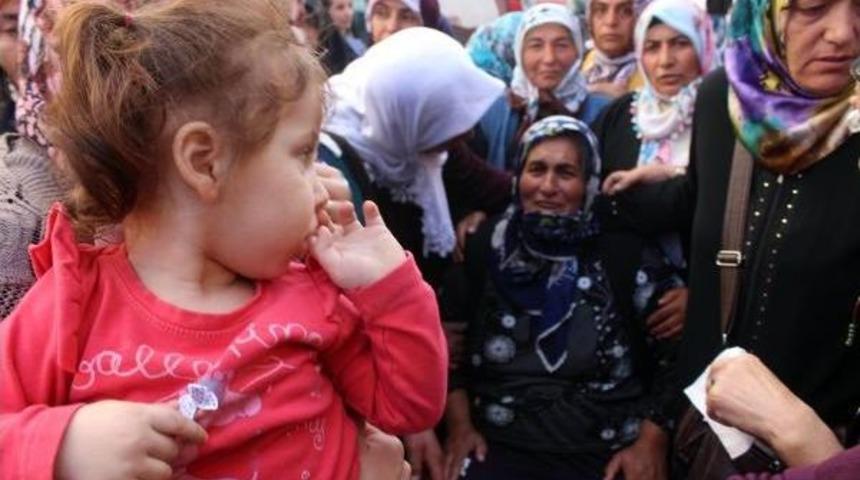 Ardahanlı Şehit Uzman &Ccedil;avuş'un Babası, Vali'yi Ağlattı (3)