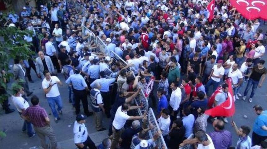 Aksaray'da Hdp Binasına T&uuml;rk Bayrağı Asılıp, Tabelası Par&ccedil;alandı