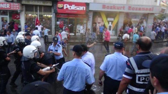 Aksaray'da Hdp Binasına Türk Bayrağı Asılıp, Tabelası Parçalandı