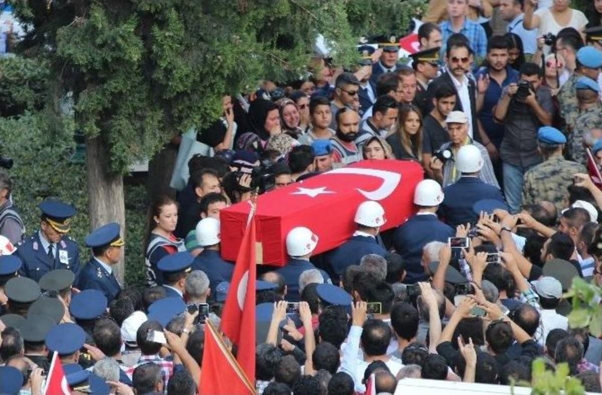 Acılı Anne Oğlunun Al Bayraklı Tabutuna Omuz Verdi