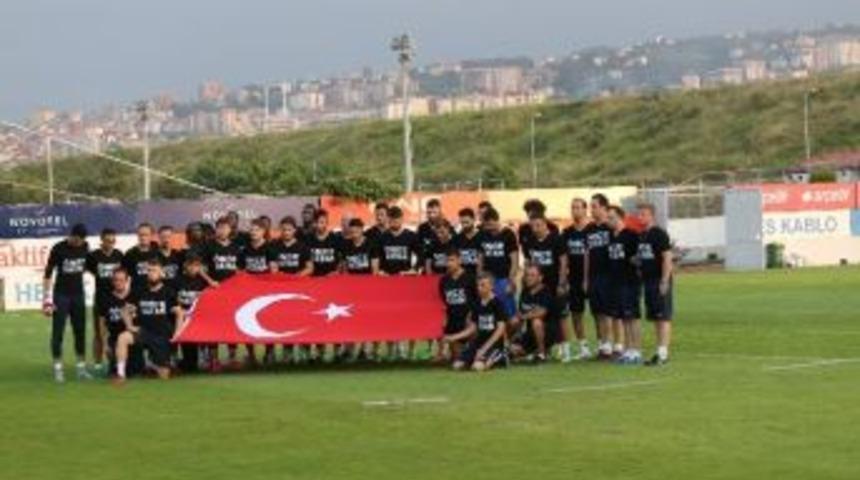Trabzonsporlu Futbolcular Şehitler İ&ccedil;in &lsquo;&ouml;nce Vatan&rsquo; Yazılı Siyah Tiş&ouml;rt Giydi