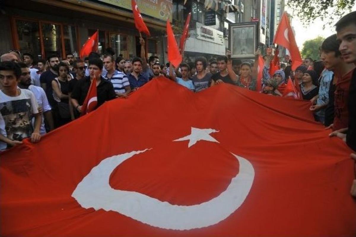 İzmir&rsquo;de &Uuml;lk&uuml;c&uuml;ler Şehitler İ&ccedil;in Y&uuml;r&uuml;d&uuml;