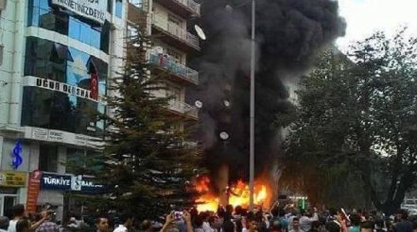 Ter&ouml;re Lanet Y&uuml;r&uuml;y&uuml;ş&uuml;nde 4 Iş Yeri Yakıldı (2)