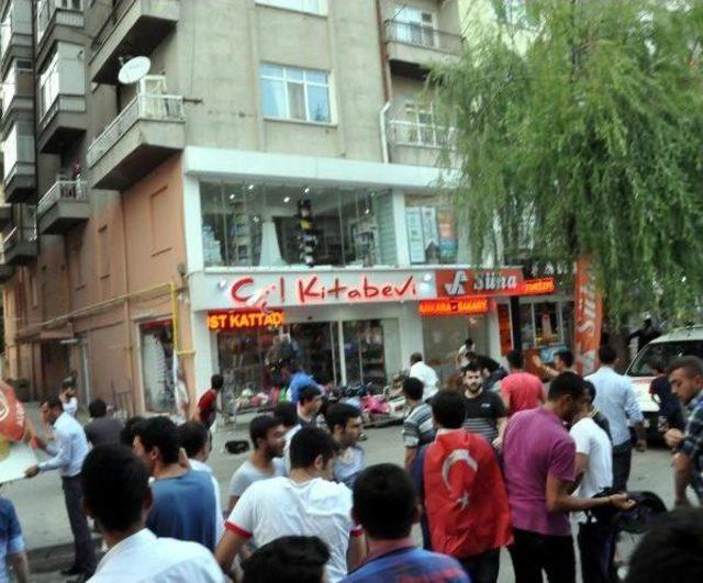 Ter&ouml;re Lanet Y&uuml;r&uuml;y&uuml;ş&uuml;nde 4 Iş Yeri Yakıldı (2) 2