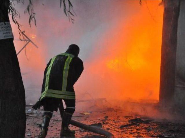 Ter&ouml;re Lanet Y&uuml;r&uuml;y&uuml;ş&uuml;nde 4 Iş Yeri Yakıldı (2) 3