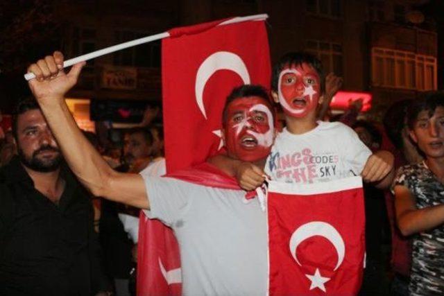 &Ouml;calan ın Fotoğrafının Bulunduğu Pkk Flaması Yakıldı 1