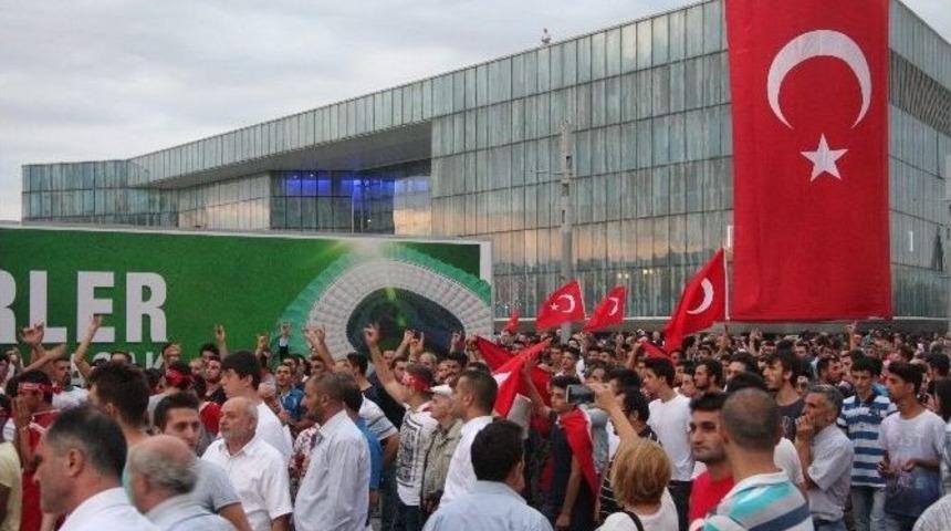Bursa&rsquo;da Hdp Binasına T&uuml;rk Bayrağı Asıldı