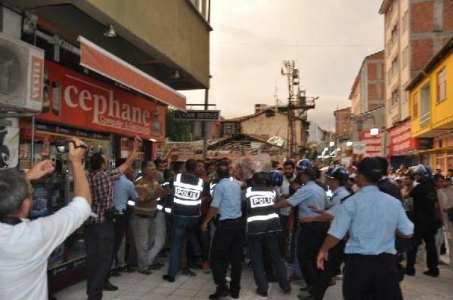 Çorum'da Hdp İl Binasına Taşlı Saldırı