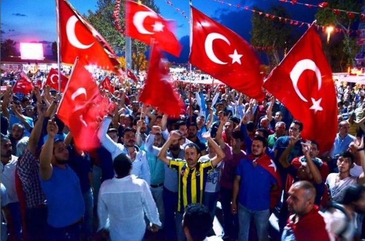 Bandırma&rsquo;da Binlerce Kişi Sokaklara D&ouml;k&uuml;ld&uuml;