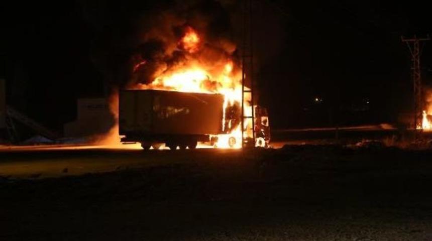 Pkk'lılar Bitlis Ve Erciş'te 11 Ara&ccedil; Yaktı