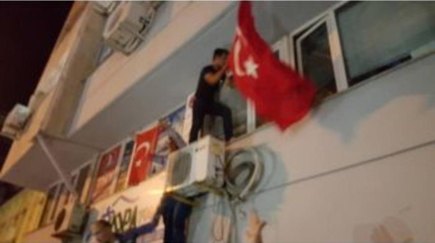 Hopa&rsquo;da Hdp Binasına T&uuml;rk Bayrağı Asıldı