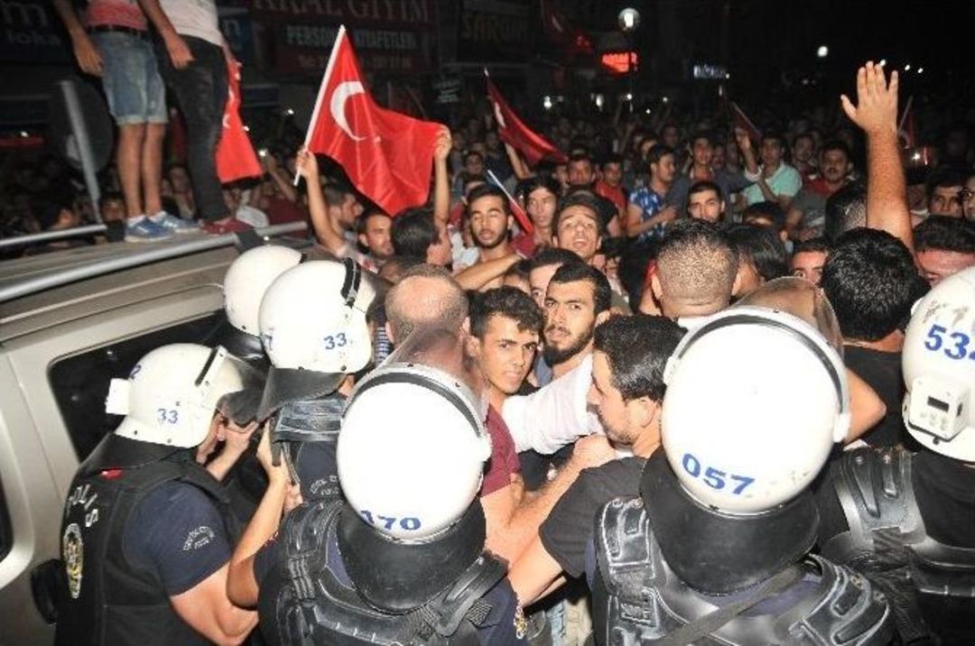 Mersin&rsquo;de Hdp Binalarına Saldırı