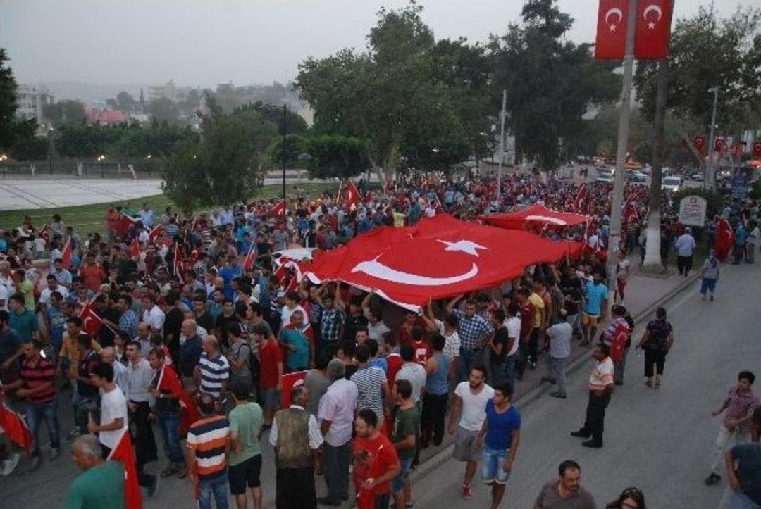 Silifke&rsquo;de Yol Kapatan Gurubu Dağıtmak İ&ccedil;in Polis Havaya Ateş A&ccedil;tı