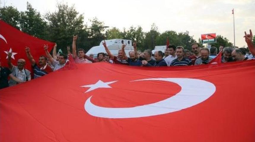 Şehitler I&ccedil;in Ankara Sokağa D&ouml;k&uuml;ld&uuml;, Hdp Binasına T&uuml;rk Bayrağı Asıldı