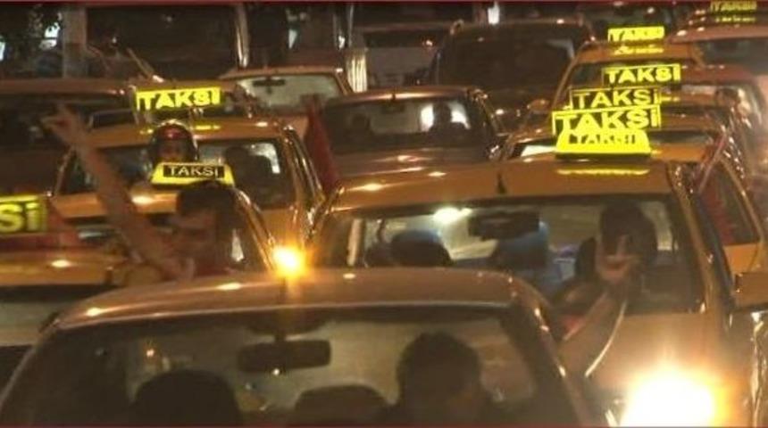 İzmir&rsquo;de Taksiciler Ter&ouml;r&uuml; Protesto Etti