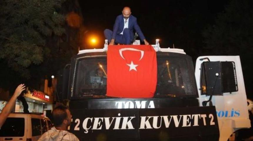 Gaziantep'te Hdp Binalarına Saldırmak Isteyenlere Polis M&uuml;dahalesi