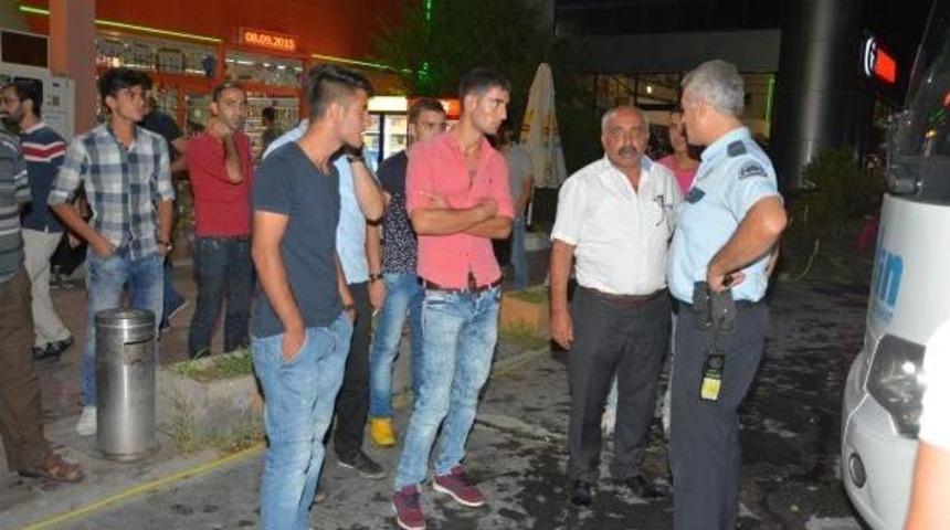 Aksaray'da Ter&ouml;r&uuml; Protesto Eden Grup, Yolcu Otob&uuml;slerine Saldırdı
