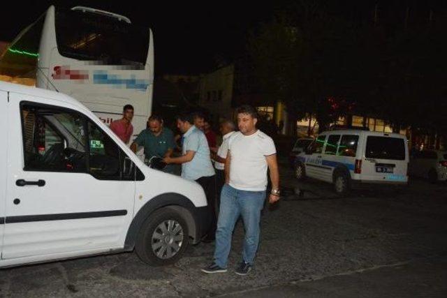 Aksaray da Ter&ouml;r&uuml; Protesto Eden Grup, Yolcu Otob&uuml;slerine Saldırdı 3