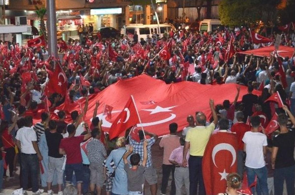 Aliağa&rsquo;da &ldquo;şehitlere Saygı, Ter&ouml;re Lanet Y&uuml;r&uuml;y&uuml;ş&uuml;&rdquo;