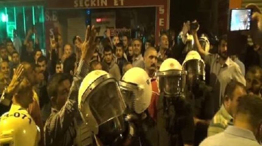 Hdp Maltepe Il&ccedil;e Binasına Saldıran Gruba Polis M&uuml;dahalesi