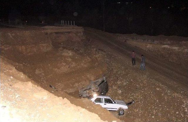 İki Araç Aynı Noktada Üst Üste Uçuruma Düştü