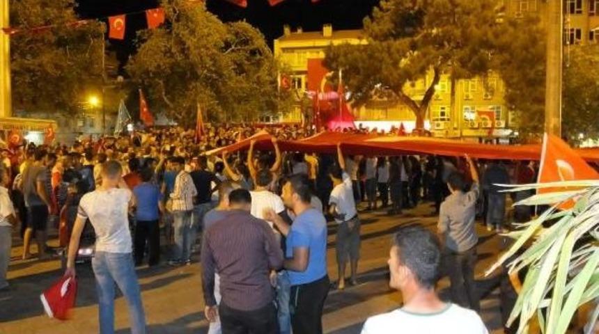 Burhaniye'de Hdp Binası Taşlandı