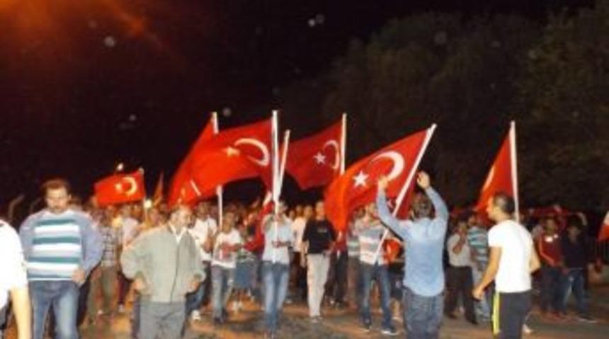 Şehitler İ&ccedil;in Saygı Y&uuml;r&uuml;y&uuml;ş&uuml; D&uuml;zenlendi