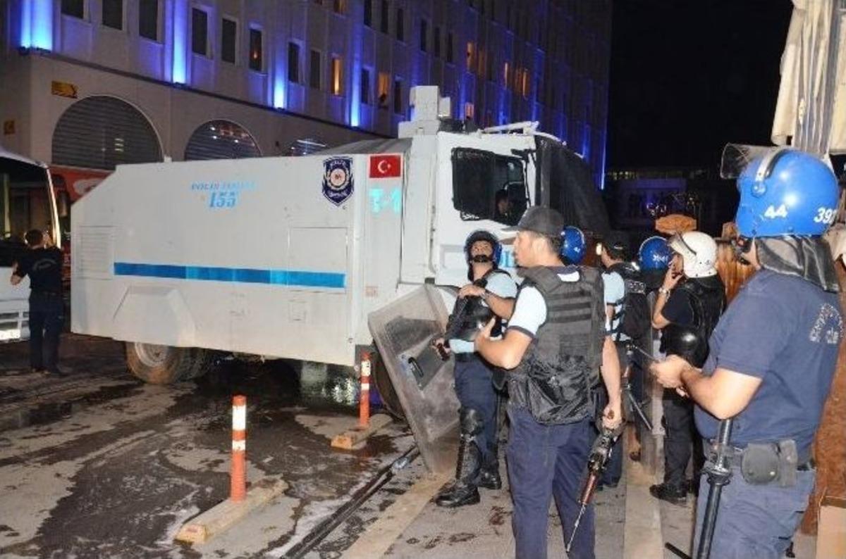 Malatya&rsquo;da Hdp&rsquo;nin Bulunduğu Binanın &Ccedil;atısı Ateşe Verildi