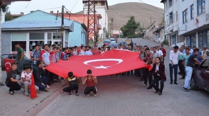 Pınarbaşı Halkı Şehitler İ&ccedil;in Y&uuml;r&uuml;d&uuml;