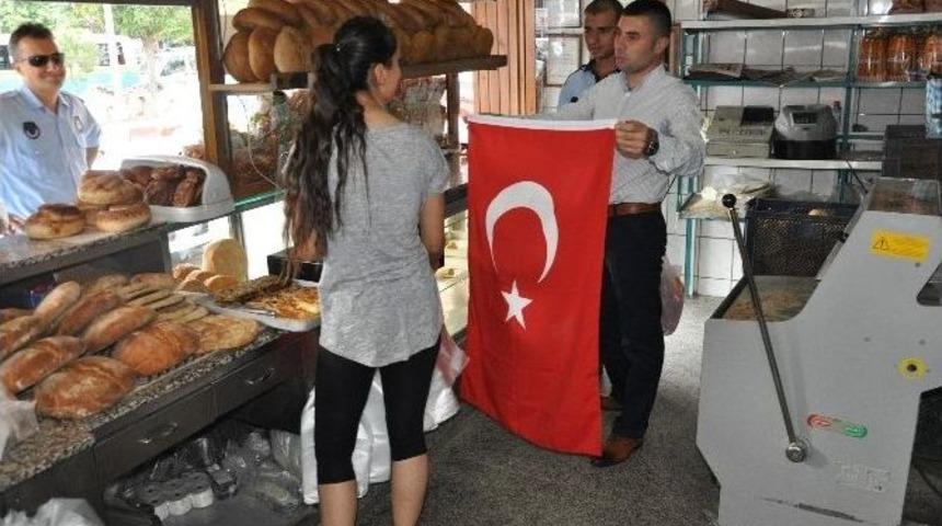 Menderes&rsquo;te Her Yer Al Bayrak