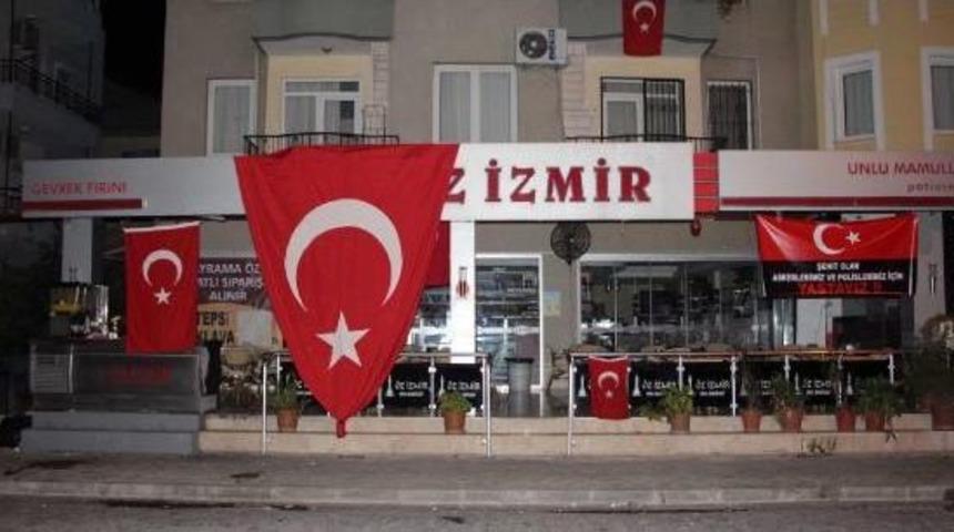 Ter&ouml;r Protestosunda Polise Taşlı Saldırı