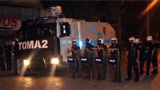 Terör Protestosunda Polise Taşlı Saldırı 1