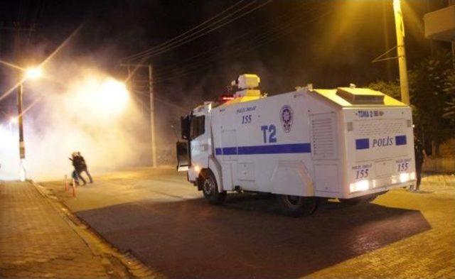 Terör Protestosunda Polise Taşlı Saldırı 2